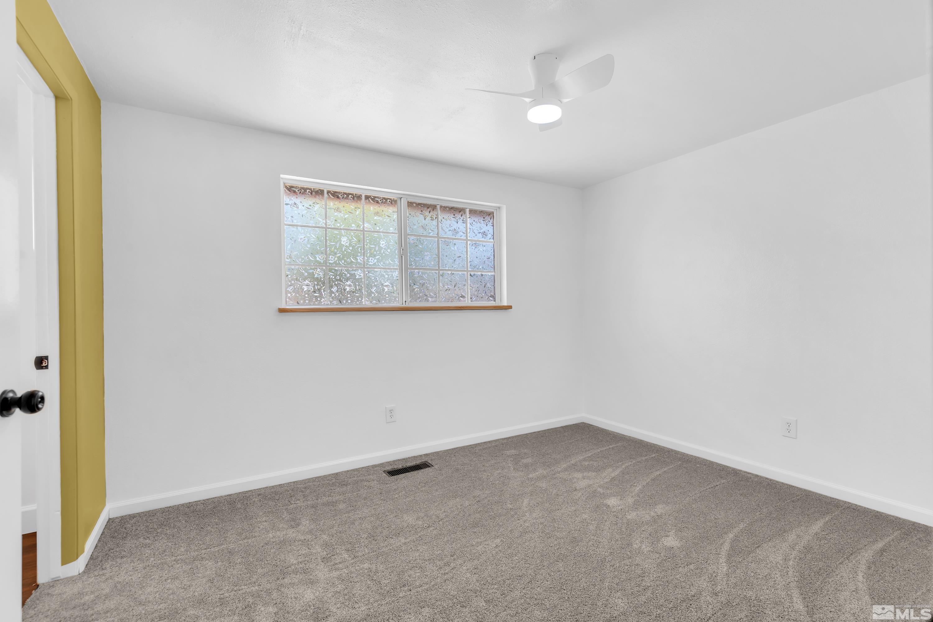 635 Wiggins Court Reno, NV 89506 - Photo 8 of 20 an empty room with a window