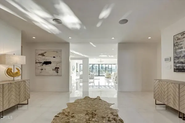 a view of livingroom with furniture