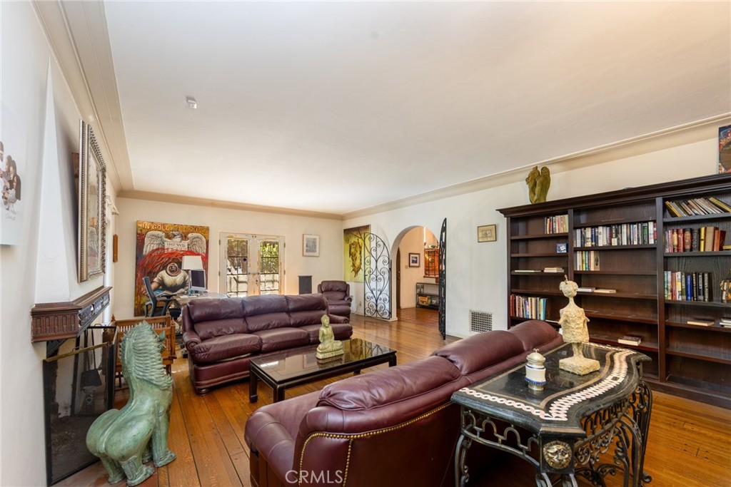 3653 Shannon Road Los Angeles, CA 90027 - Photo 6 of 35