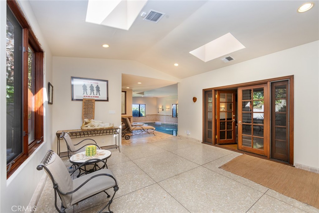 3653 Shannon Road Los Angeles, CA 90027 - Photo 10 of 35