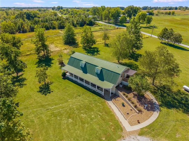 $450,000 | 23860 Liv 377, Hale, MO 64643