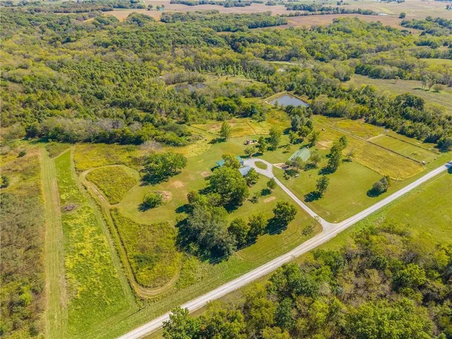 $450,000 | 23860 Liv 377, Hale, MO 64643