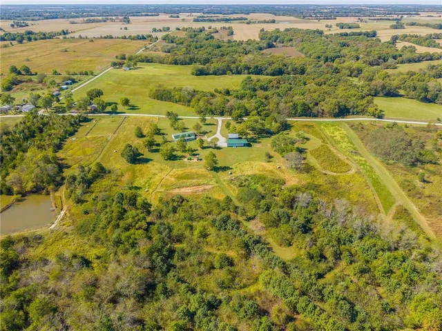 $450,000 | 23860 Liv 377, Hale, MO 64643