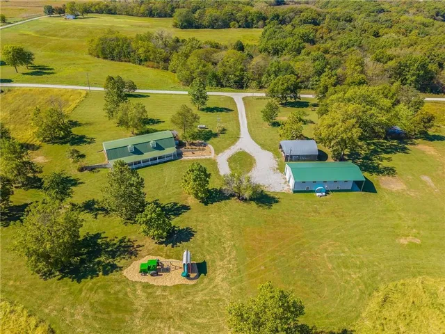 $450,000 | 23860 Liv 377, Hale, MO 64643