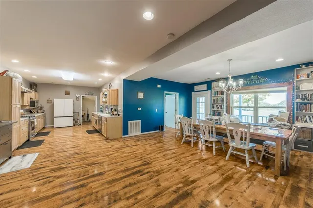 $450,000 | 23860 Liv 377, Hale, MO 64643