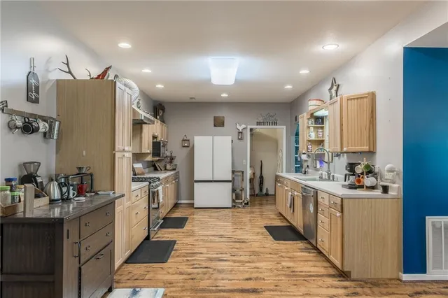 $450,000 | 23860 Liv 377, Hale, MO 64643