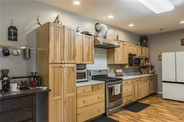 $450,000 | 23860 Liv 377, Hale, MO 64643