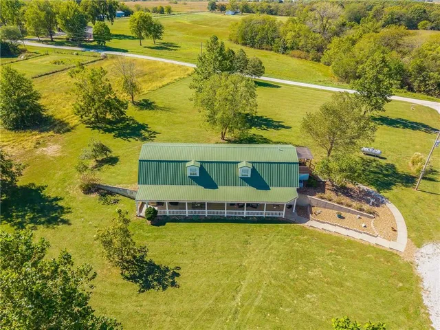 $450,000 | 23860 Liv 377, Hale, MO 64643