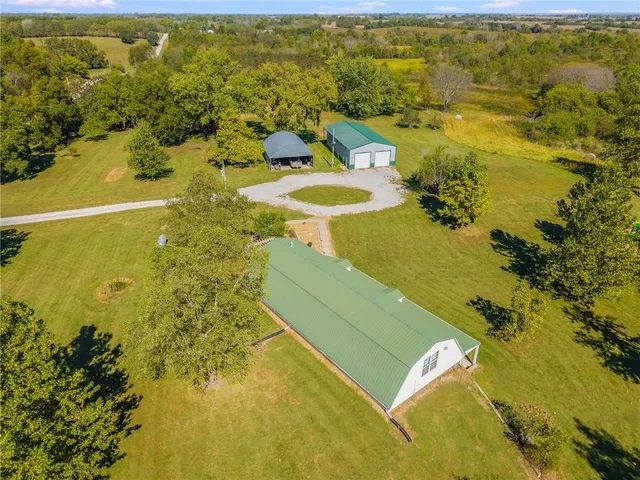 $450,000 | 23860 Liv 377, Hale, MO 64643