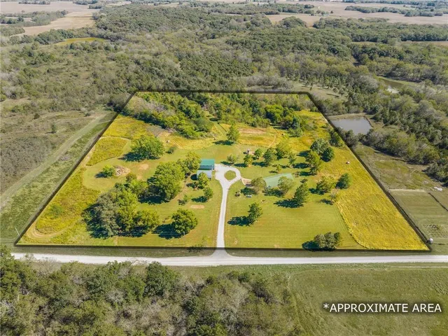 $450,000 | 23860 Liv 377, Hale, MO 64643