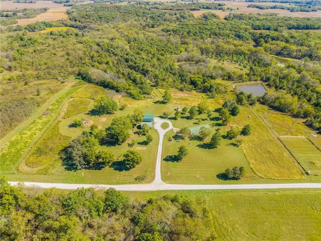 $450,000 | 23860 Liv 377, Hale, MO 64643