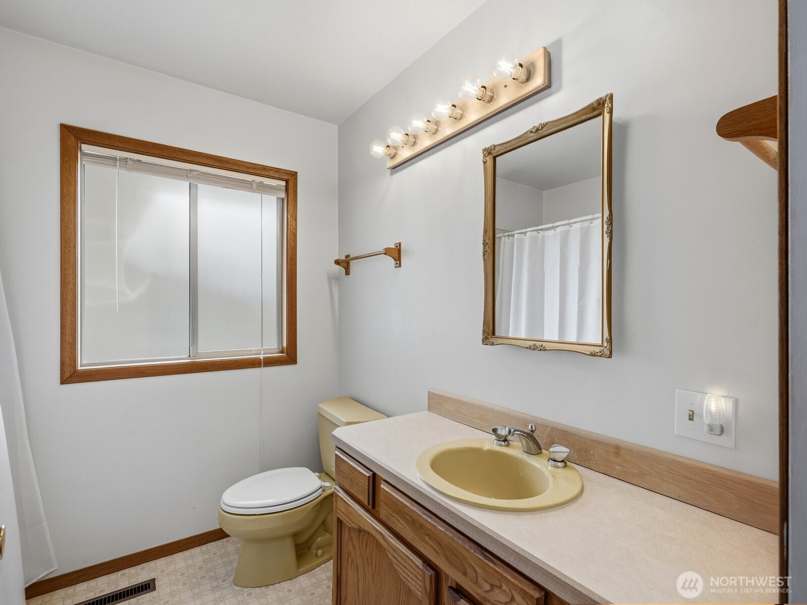 216 Caspers Street Edmonds, WA 98020 - Photo 13 of 34