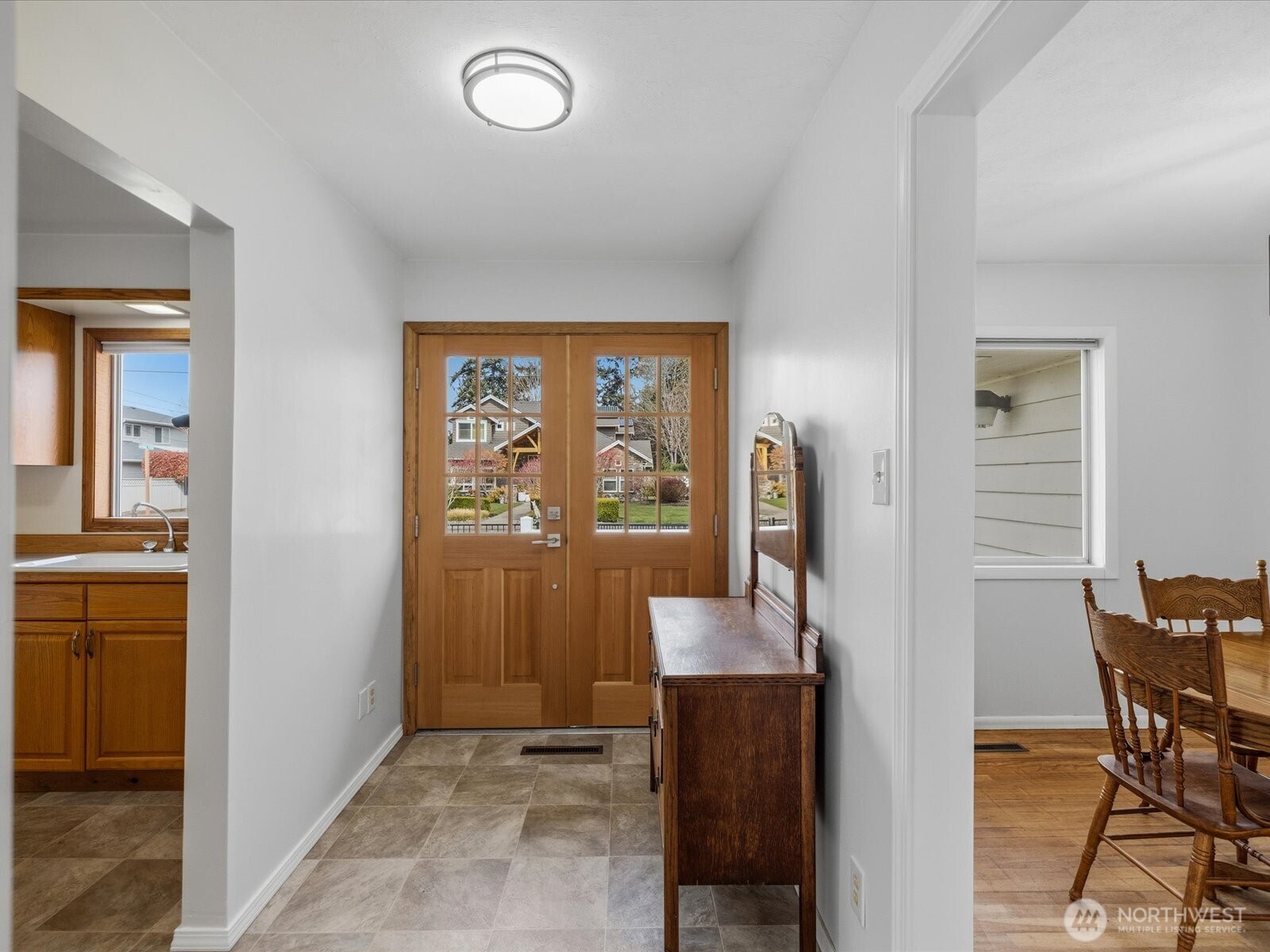 216 Caspers Street Edmonds, WA 98020 - Photo 5 of 34