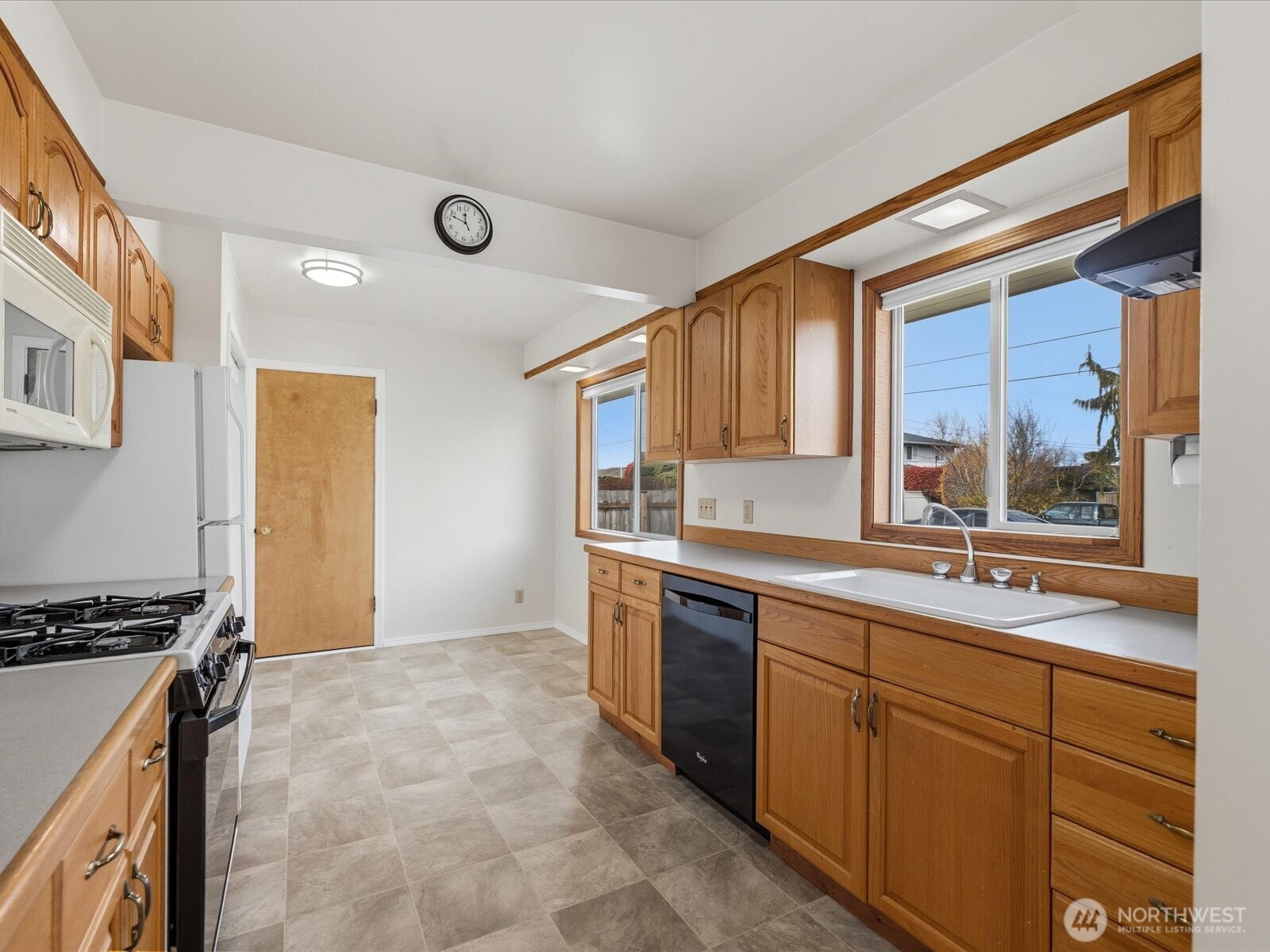 216 Caspers Street Edmonds, WA 98020 - Photo 6 of 34