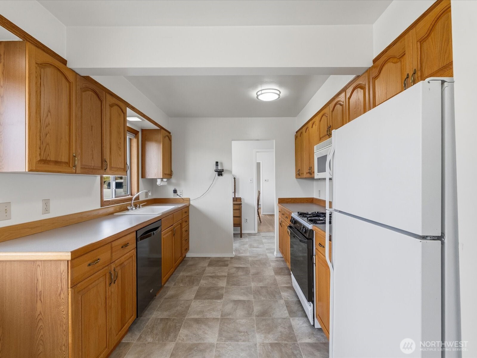 216 Caspers Street Edmonds, WA 98020 - Photo 7 of 34