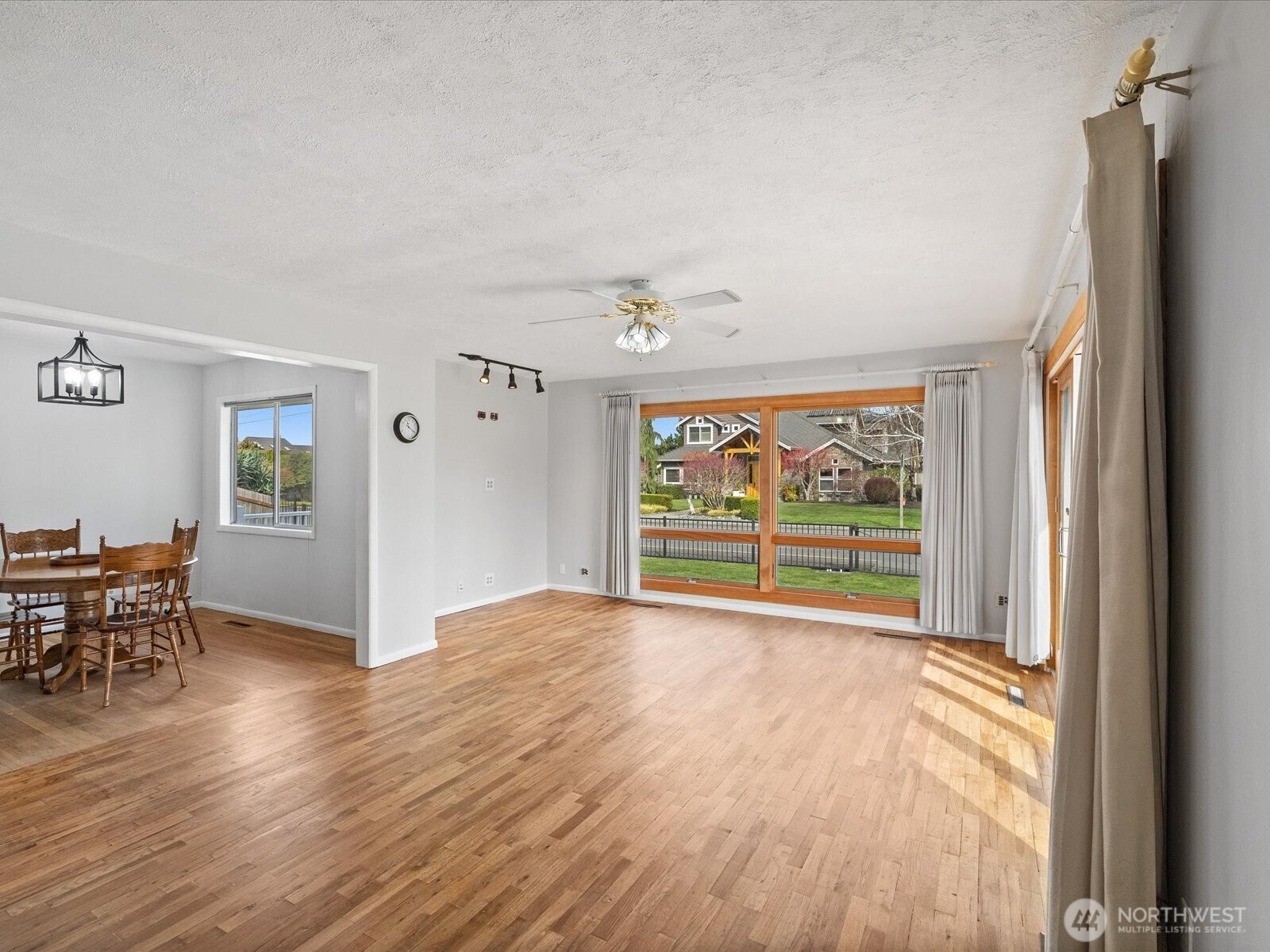 216 Caspers Street Edmonds, WA 98020 - Photo 10 of 34