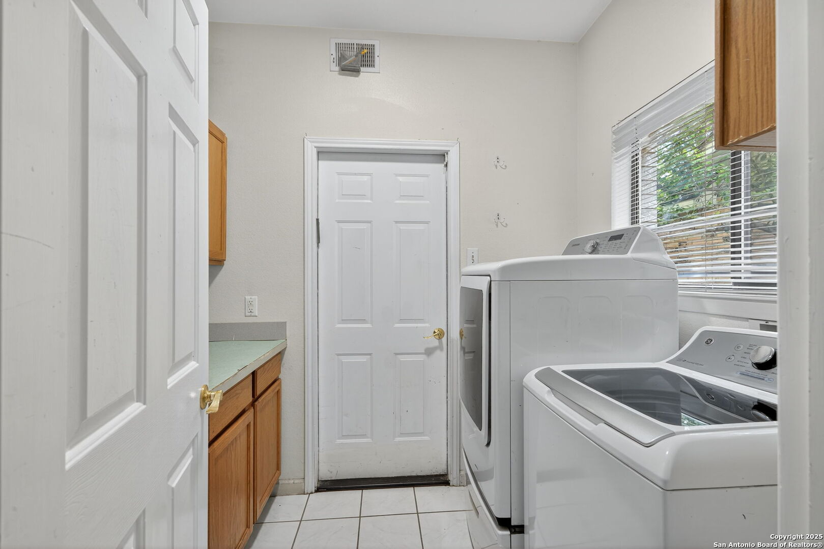 14043 Oakhill Way San Antonio, TX 78231 - Photo 23 of 27