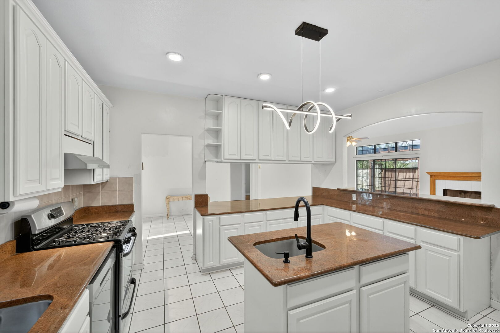 14043 Oakhill Way San Antonio, TX 78231 - Photo 6 of 27