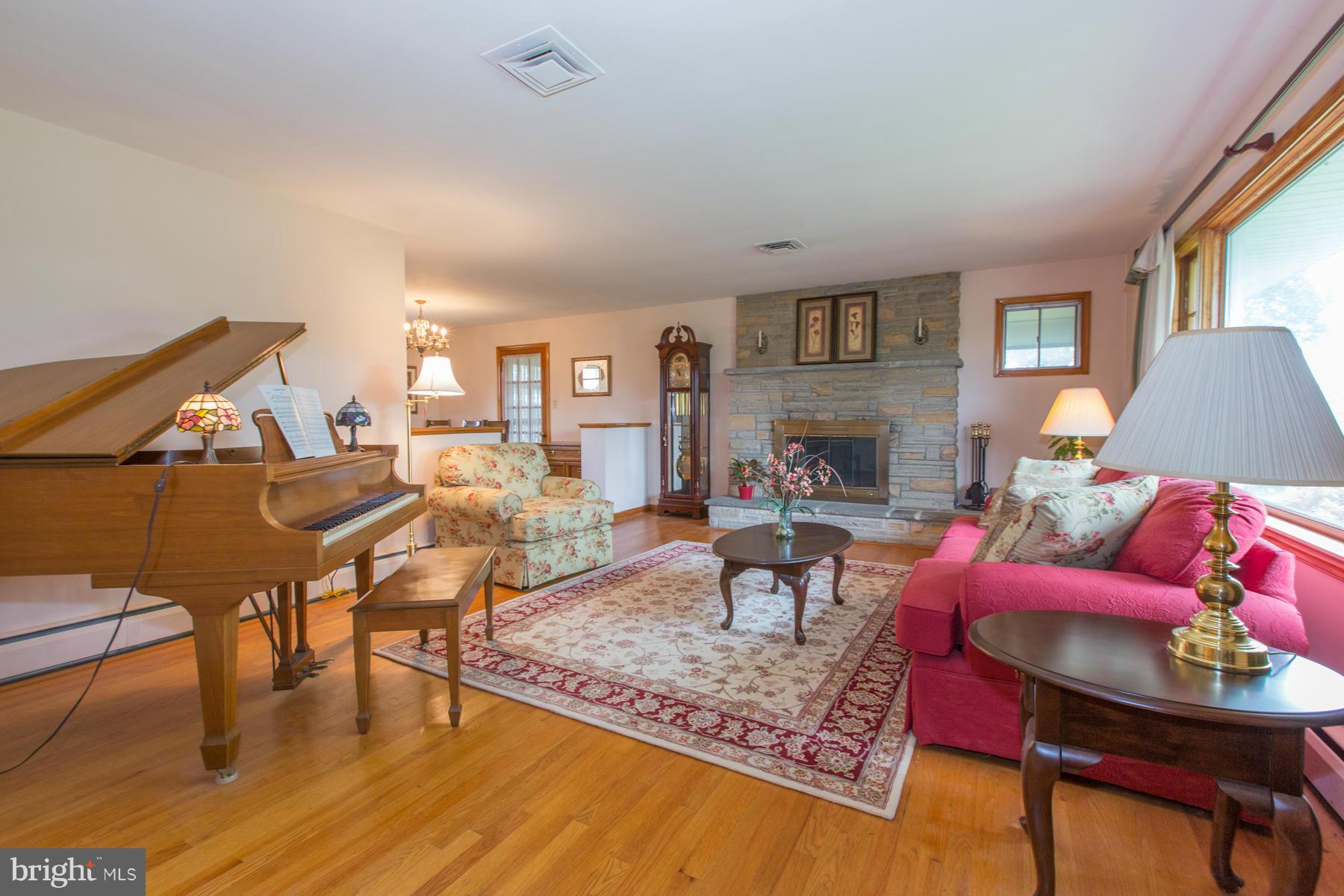 8107 Windsor Mill Road Baltimore, MD 21244 - Photo 3 of 28 Living Room