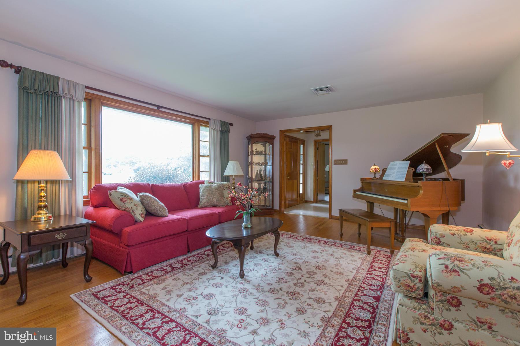8107 Windsor Mill Road Baltimore, MD 21244 - Photo 4 of 28 Living Room