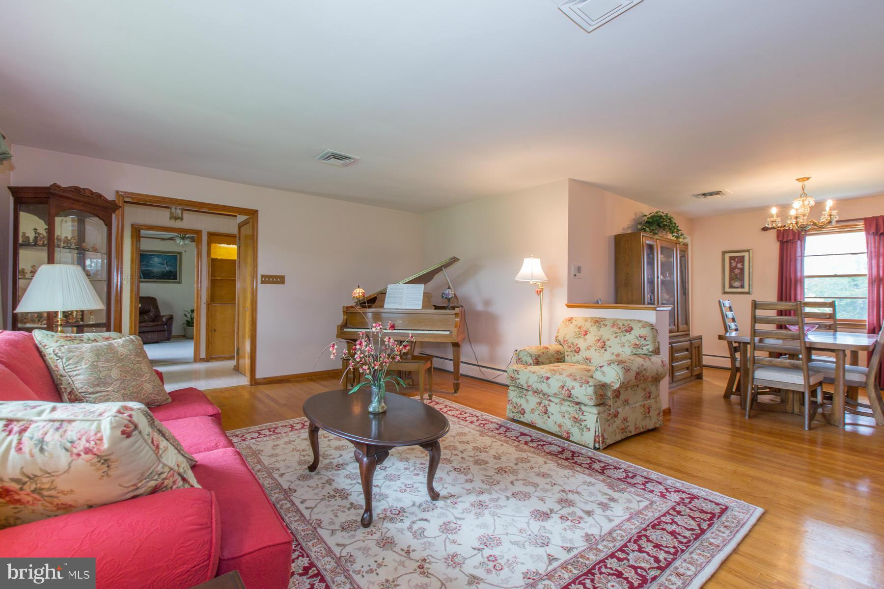 8107 Windsor Mill Road Baltimore, MD 21244 - Photo 5 of 28 Living Room