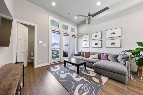 $2,750 | 2412 Canal Street, Unit J, Houston, TX 77003