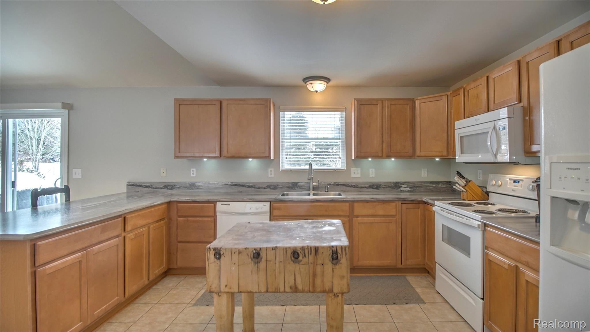 9050 Oak Grove Road Howell, MI 48855 - Photo 11 of 25 DSC06858_59_60_61_62.jpg