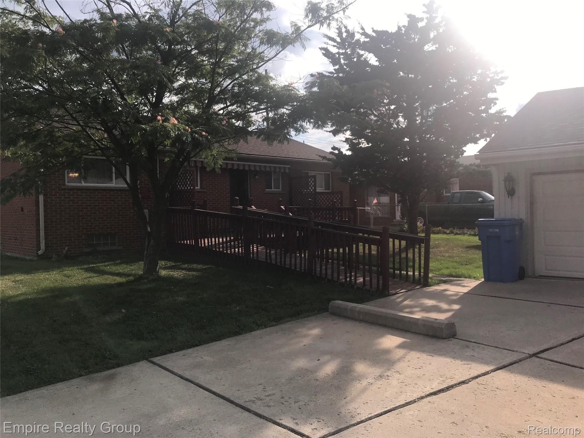 26944 Ford Road Dearborn Heights, MI 48127 - Photo 39 of 49 F4300EEF-C74F-493E-857B-5134FFDD5D59.jpeg