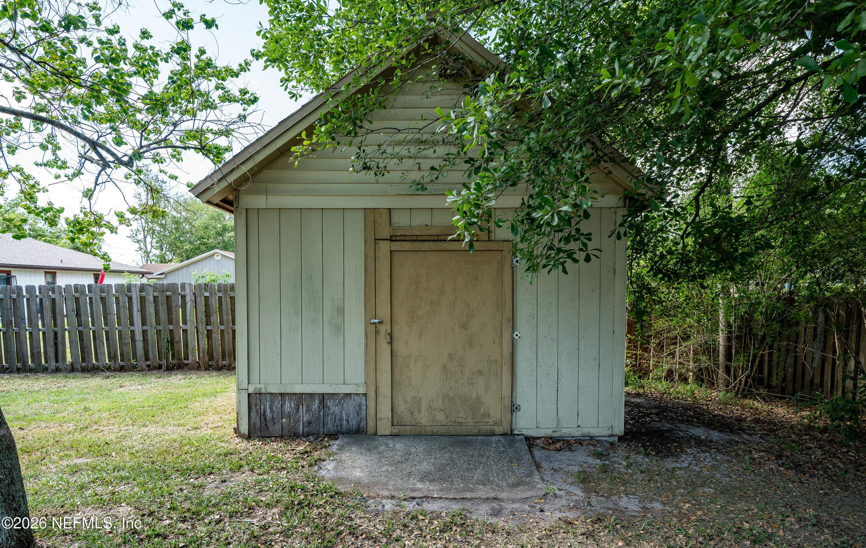 1722 Farm Way Middleburg, FL 32068 - Photo 36 of 37 a backyard of a house with lots of plants and tree