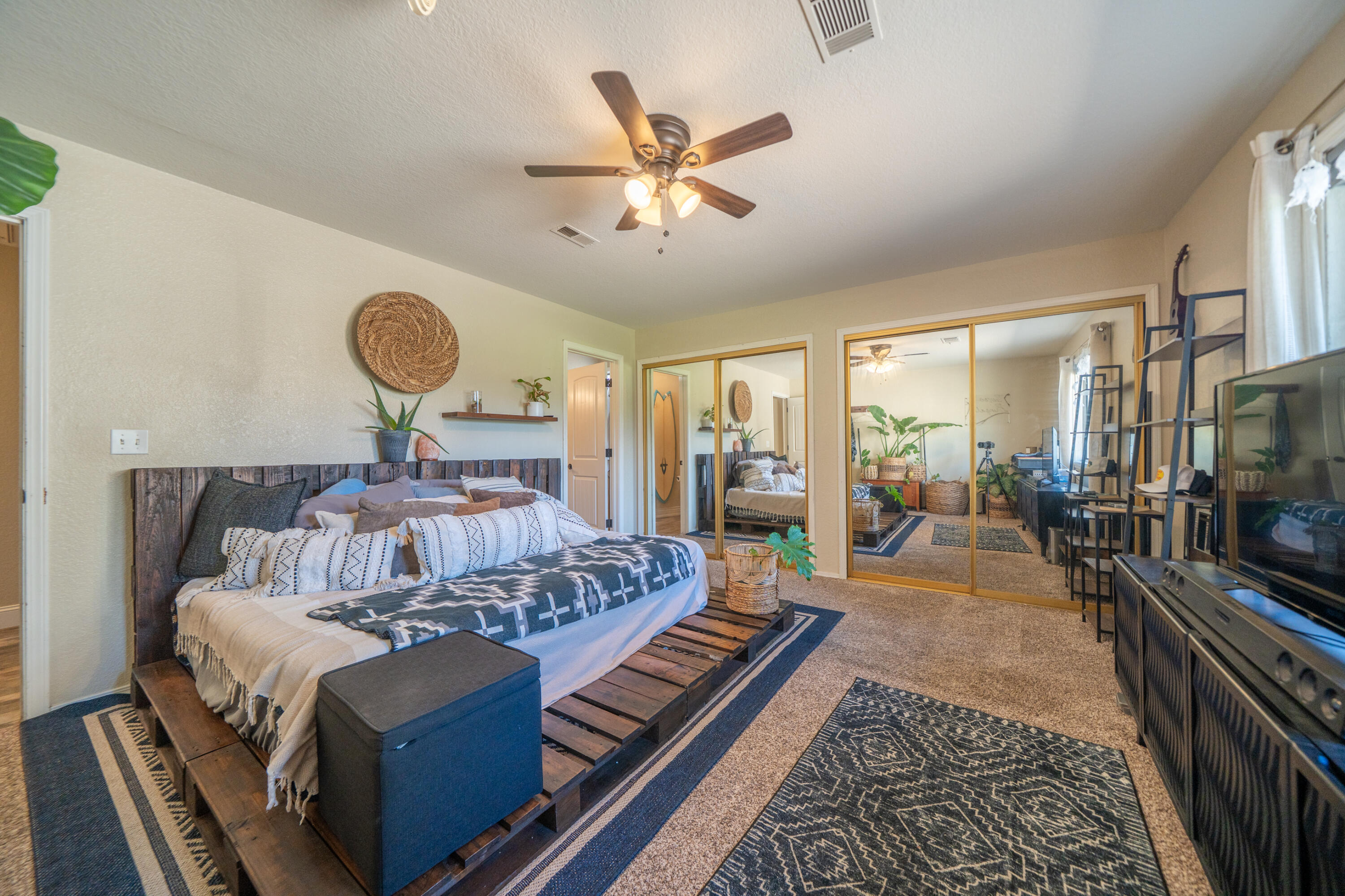 7273 Amigo Way Redding, CA 96002 - Photo 24 of 59 a living room with furniture