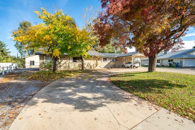 a view of a house with a yard