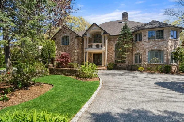 $2,680,000 | 10 Hart Place, Dix Hills, NY 11746