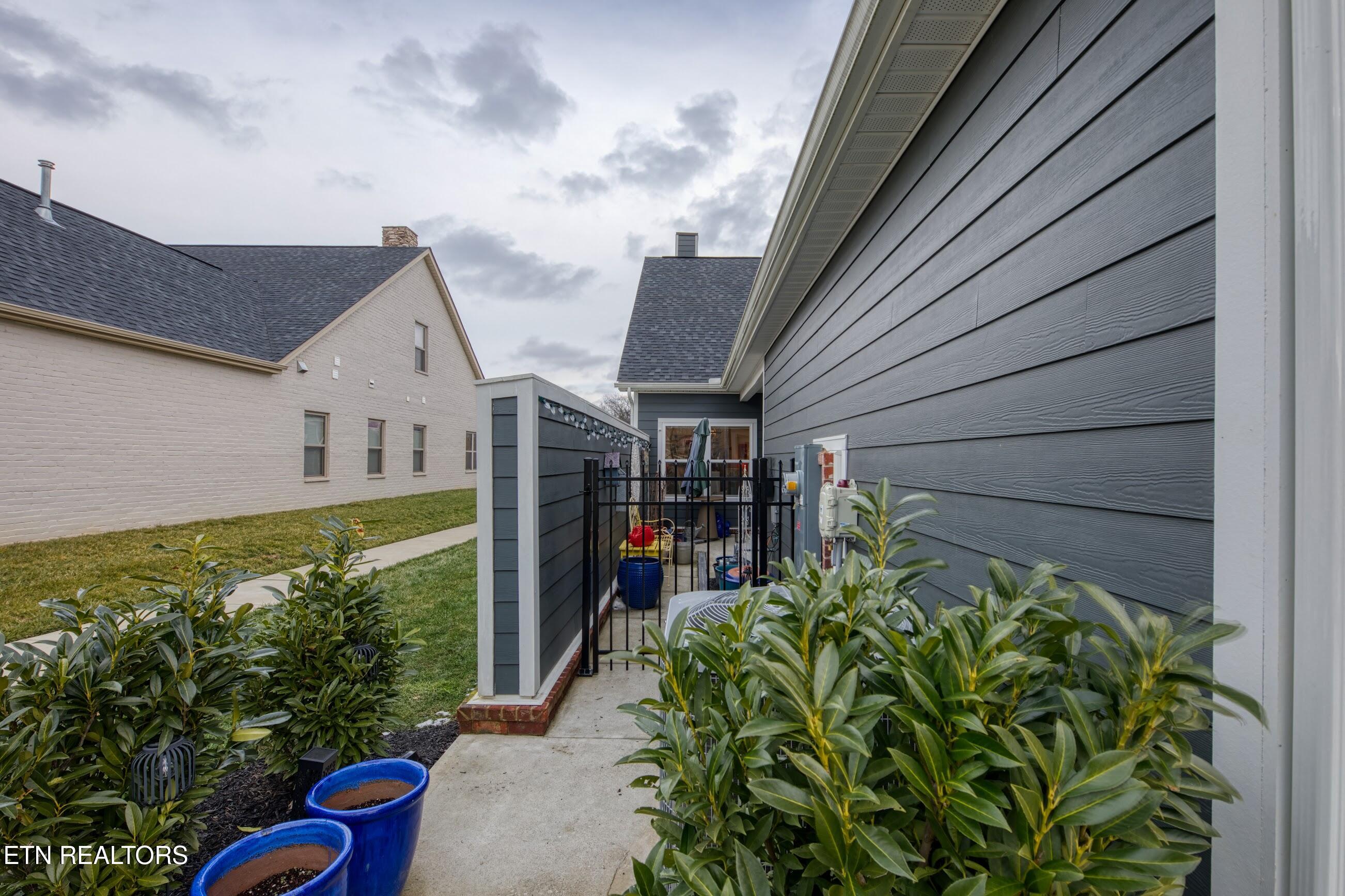 166 Goldheart Road Farragut, TN 37934 - Photo 9 of 44 166 Goldheart Rd side to patio