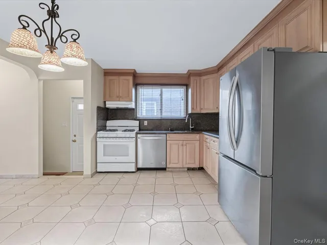 $3,900 | 58-52 208th Street | Bayside