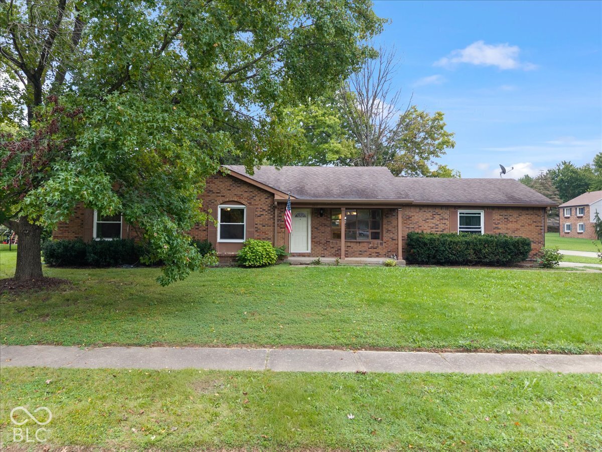 7811 Taunton Road Indianapolis, IN 46260 - Photo 4 of 34 Gallery Image 4