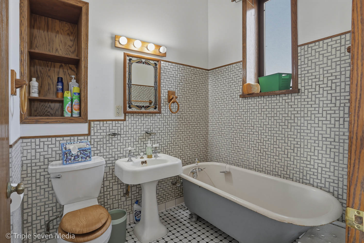 3315 South Wood Street Chicago, IL 60608 - Photo 40 of 80 a bathroom with a toilet a sink and bathtub