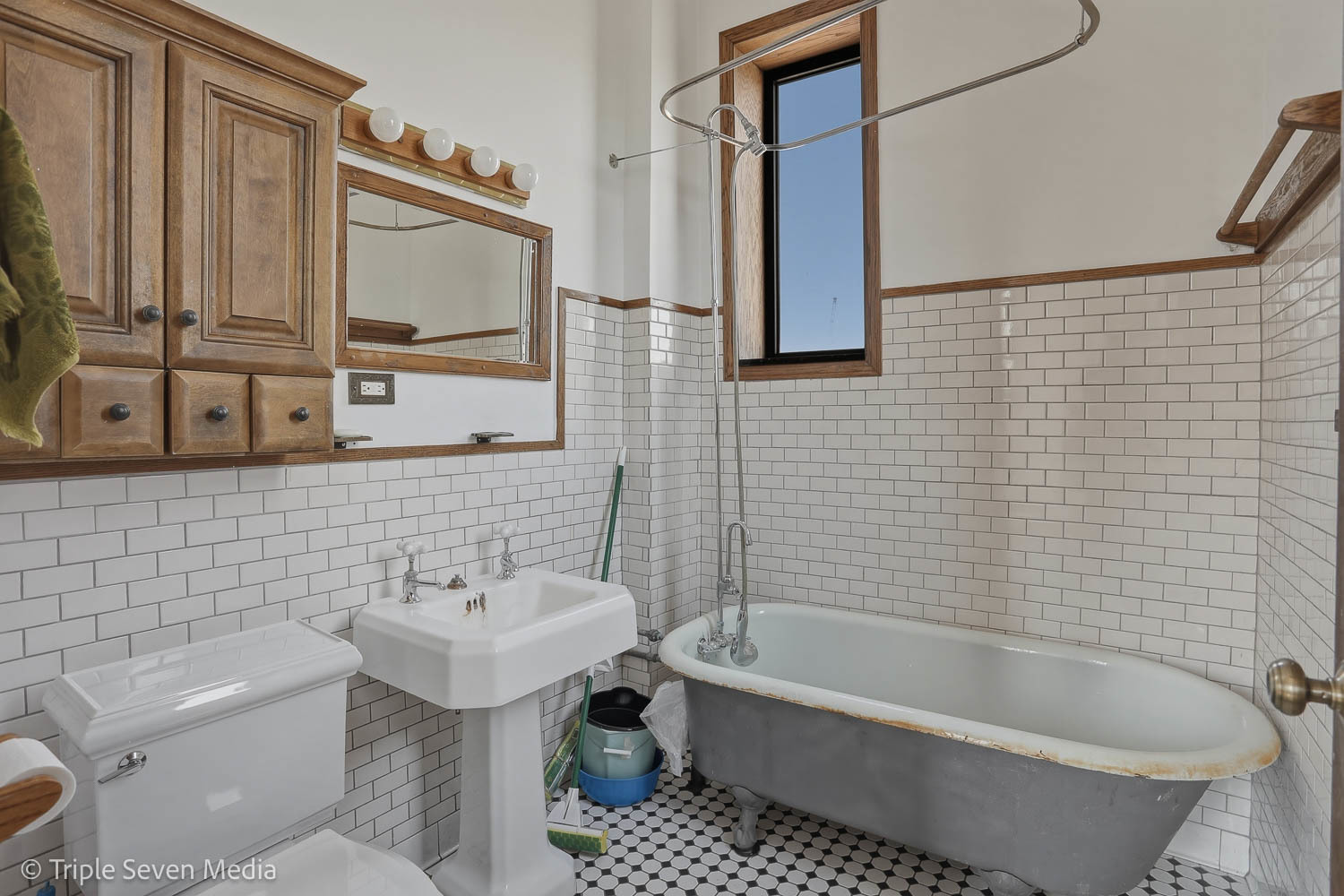 3315 South Wood Street Chicago, IL 60608 - Photo 46 of 80 a bathroom with a toilet a sink and bathtub