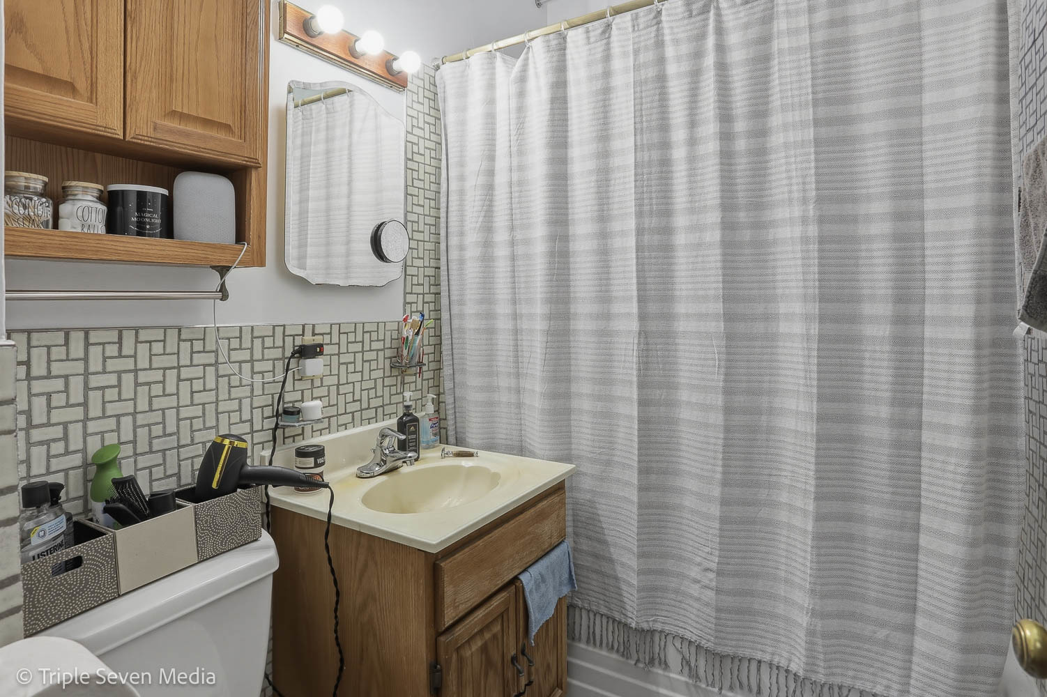 3315 South Wood Street Chicago, IL 60608 - Photo 60 of 80 a bathroom with a sink and a mirror