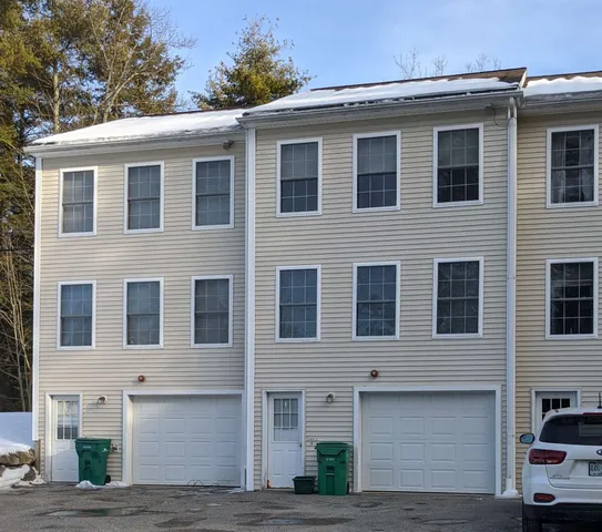 $2,250 | 24 Dakota Drive, Unit 242, Fremont, NH 03044