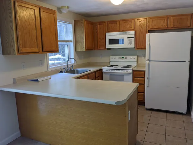 $2,250 | 24 Dakota Drive, Unit 242, Fremont, NH 03044