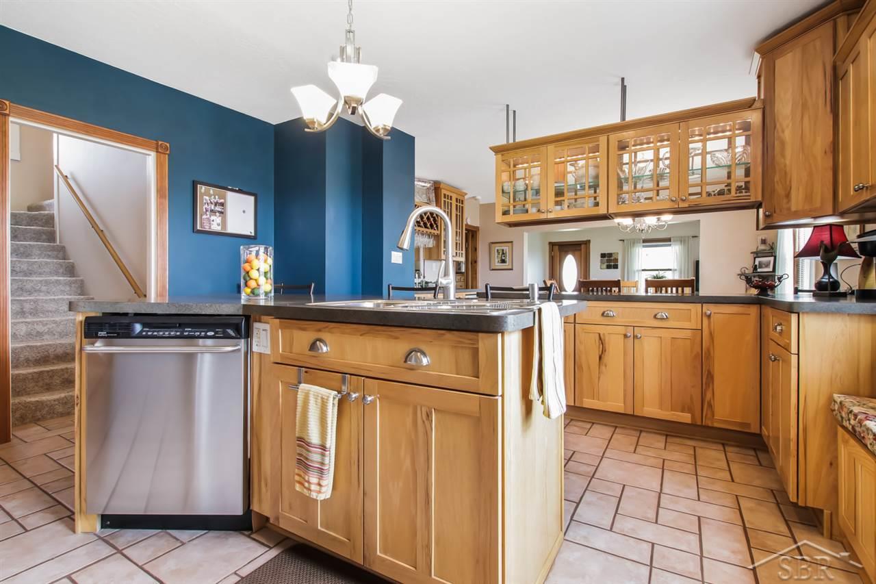 650 South Garfield Road Linwood, MI 48634 - Photo 8 of 28 Large Island with Seating