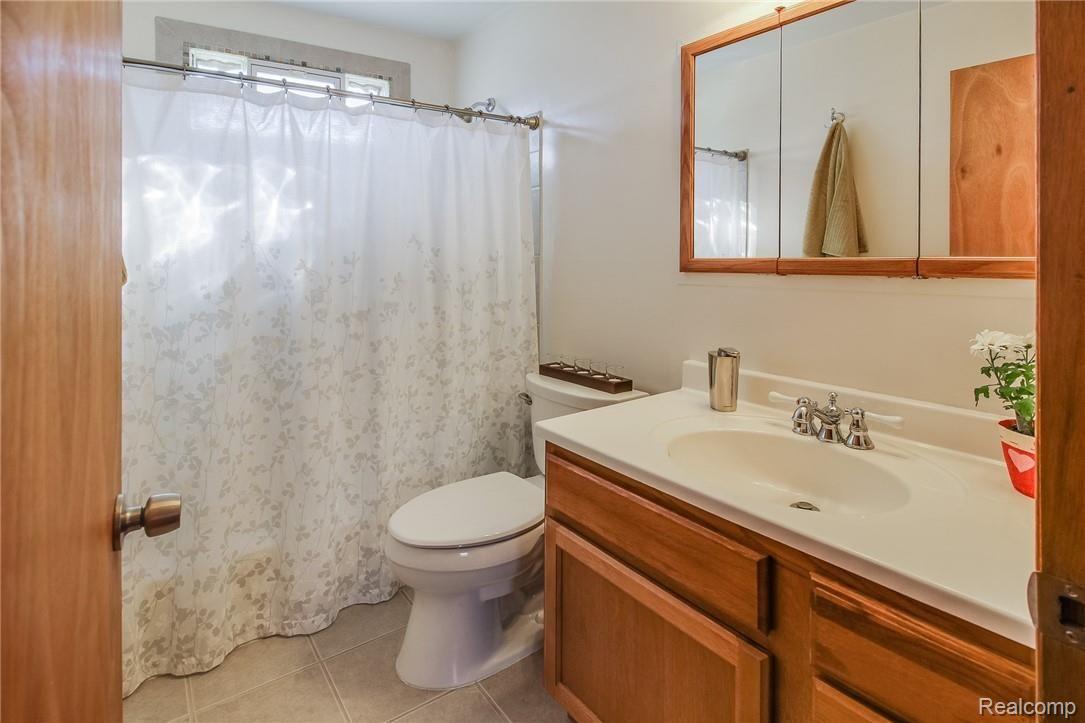 3138 West Rattalee Lake Road Holly, MI 48442 - Photo 14 of 25 Private master bathroom with direct access from Master bedroom