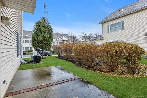 a view of a house with backyard and garden