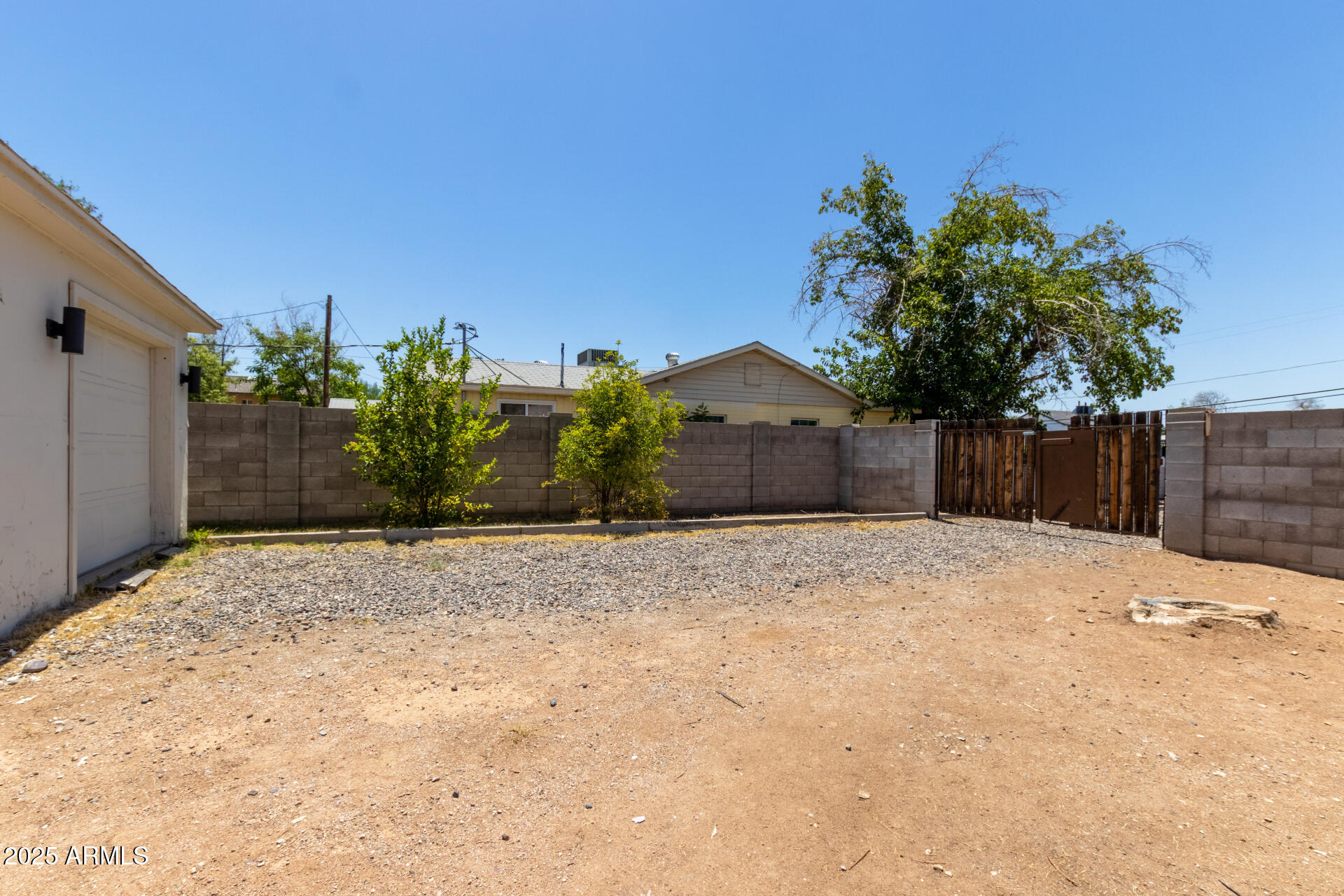 2615 North 29th Place Phoenix, AZ 85008 - Photo 25 of 26 a view of a backyard of the house