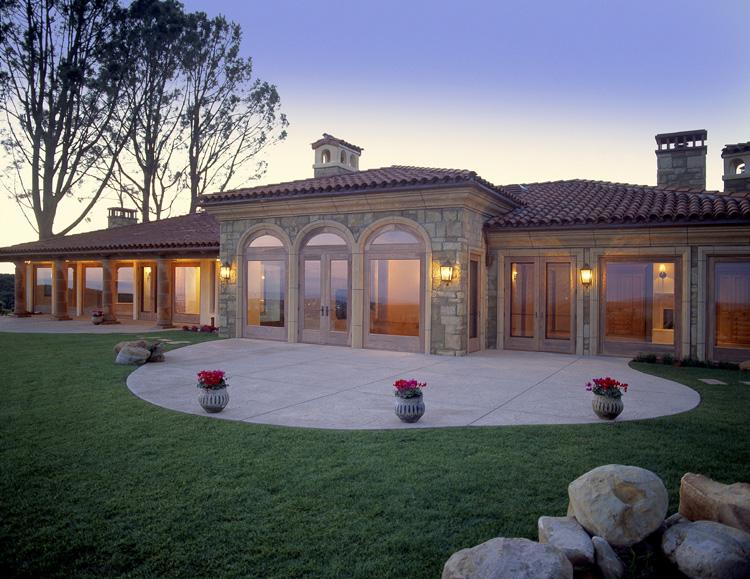 a view of a house with backyard and porch