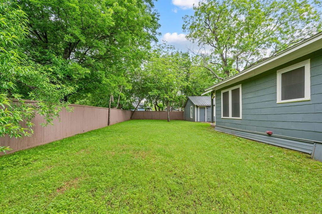800 North Clements Street Gainesville, TX 76240 - Photo 24 of 27 a backyard of a house with lots of green space