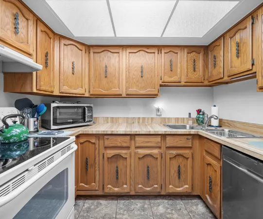 $189,900 | 42282 East Edward Drive, Unit 258, Clinton Township, MI 48038