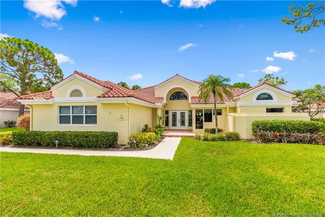 a view of a yard in front of house