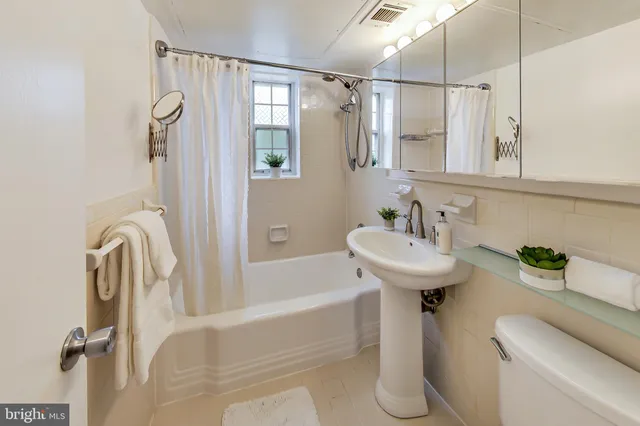 $2,100 | 1303 North Ode Street, Unit 215, Arlington, VA 22209