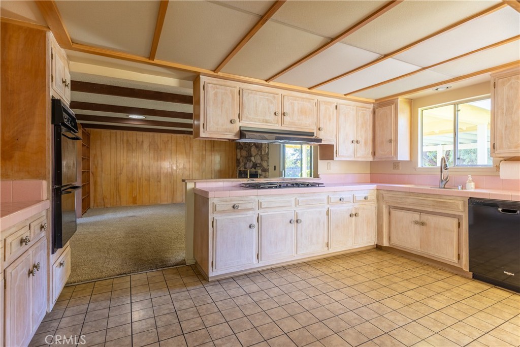 12952 Club Drive Redlands, CA 92373 - Photo 19 of 35 a kitchen with cabinets appliances and a window